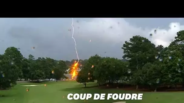 Deux éclairs foudroient des arbres en plein milieu d'un tournoi de golf