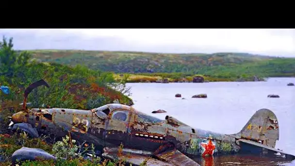 Cet homme a trouvé un avion caché dans la jungle, mais quand il a regardé à l'intérieur...