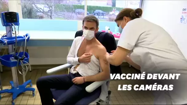 Olivier Véran, premier ministre à se faire vacciner contre le Covid-19