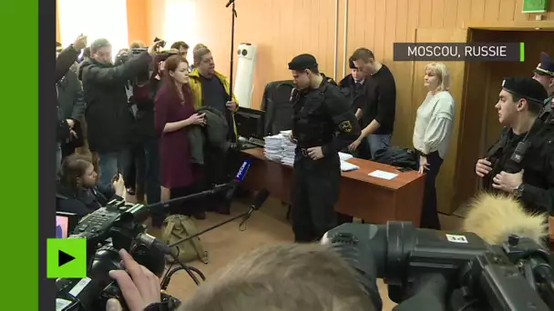 L&#039;opposant russe Navalny écoute le verdict après son arrestation lors d’une manifestation à Moscou