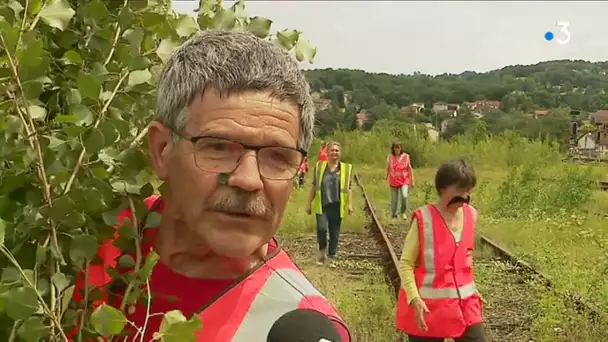 Grève SNCF : à Capdenac, les cheminots nettoient la gare de triage