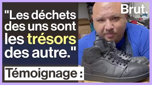 Il gagne sa vie en réparant des baskets usées