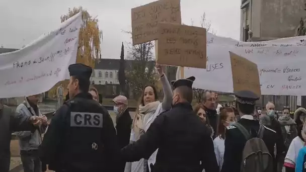 EN DÉPLACEMENT À VIERZON, MACRON INTERPELLÉ SUR LES PROBLÈMES "DU QUOTIDIEN"