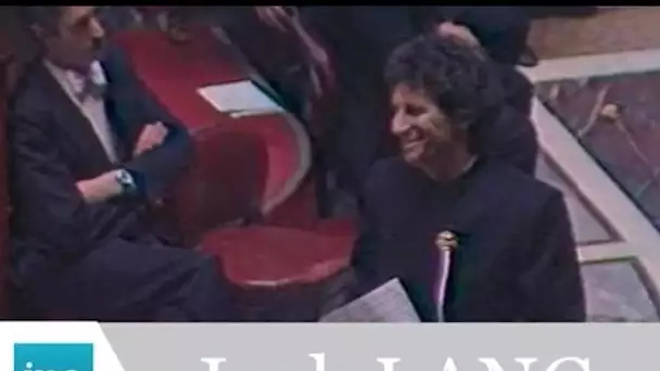 Le costume de Jack Lang et l'Assemblée Nationale  - Archive INA