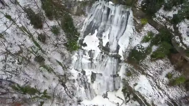 Les magnifiques cascades du Hérisson sous la neige, hiver 2021