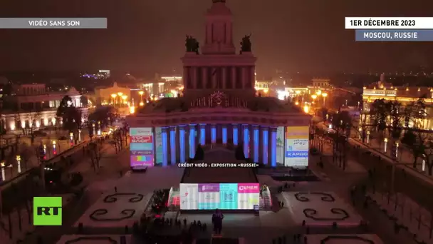 Moscou 90 arbres de Noël illuminés au centre de l'exposition « Russie » à la station de métro VDNKh