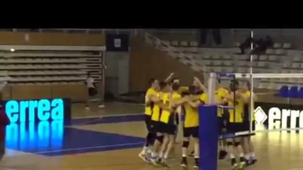 La joie des volleyeurs du Saint-Brieuc Côtes-d&#039;Armor volley-ball, sacré champion de France