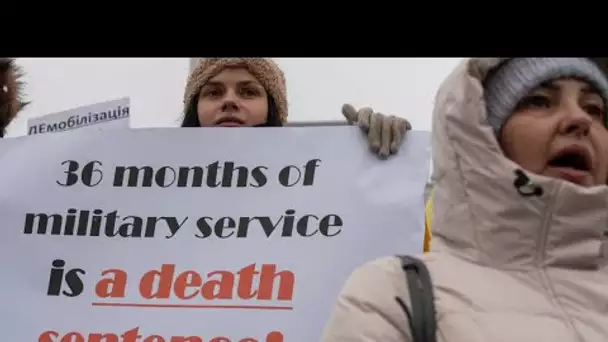 Ukraine : à Kiev, des femmes réclament la démobilisation de leur mari, au front depuis le début d…