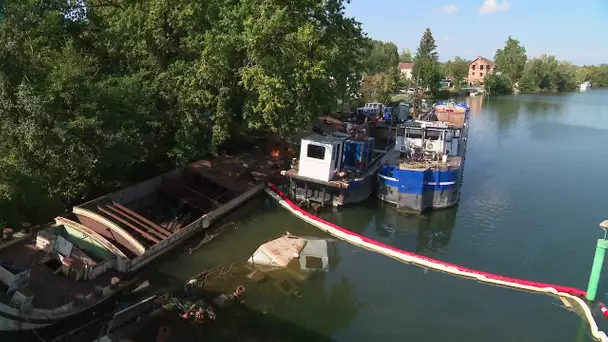 Yonne : les péniches, retrouvées mystérieusement coulées, sont renflouées