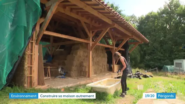 Un couple bâtît sa propre maison en paille à Rouffignac-Saint-Cernin-de-Reilhac