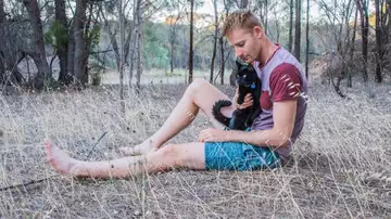 Un australiano lascia tutto per attraversare il mondo con il suo gatto