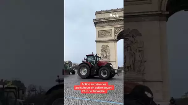 Action surprise d'agriculteurs en colère devant l'Arc de Triomphe