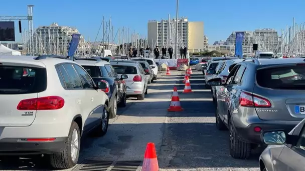 La Grande-Motte : les driv'oeux sur le parking du port, les voeux insolites du maire des pyramides