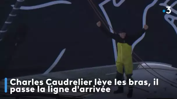 Charles Caudrelier lève les bras, il passe la ligne d'arrivée