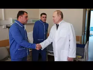 Vladimir Poutine rend visite à des soldats russes blessés en Ukraine