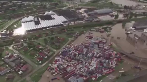 L'Afrique du Sud frappée par les pires inondations de son histoire: les images au-dessus de Durban
