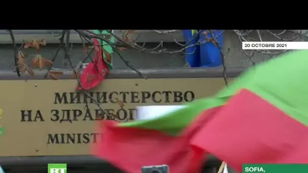 Bulgarie : des centaines de personnes manifestent contre le pass sanitaire à Sofia