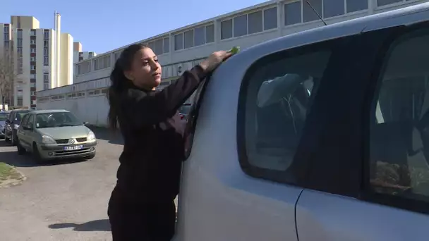 Les jeunes de la Gibauderie à Poitiers lavent des voitures pour se payer des vacances