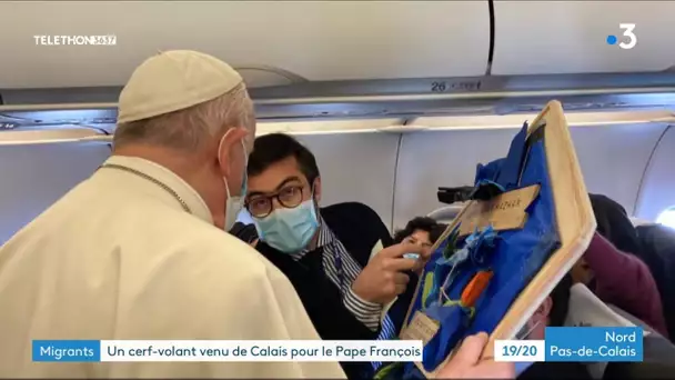 Un cerf-volant fabriqué de toiles de tentes de migrants qui survivent sur le Littoral offert au pape