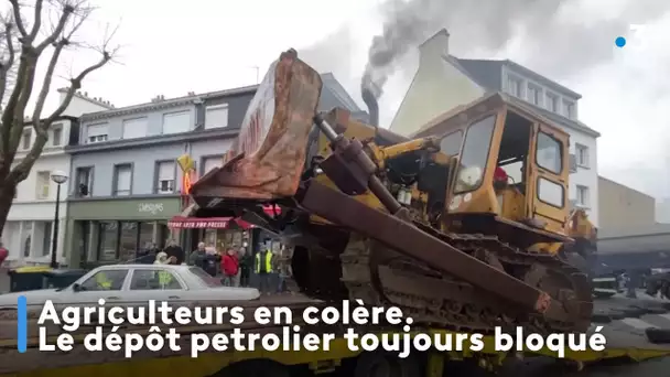 Agriculteurs en colère. Le dépôt pétrolier toujours bloqué