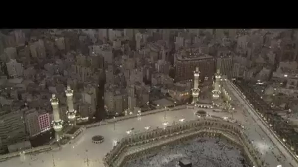 Arabie Saoudite : circumambulations et prières du soir devant la Kaaba à La Mecque
