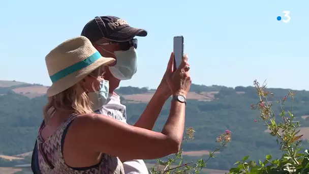 Quand les visiteurs de Cordes-sur-Ciel grimpent avec le masque sous 40°C