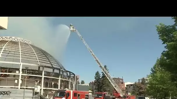 Un bâtiment symbole de l'histoire de Skopje détruit par les flammes