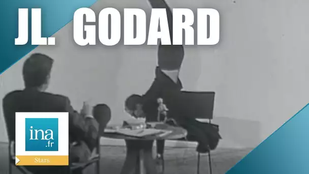 Jean-Luc Godard marche sur les mains pour Brigitte Bardot | Archive INA