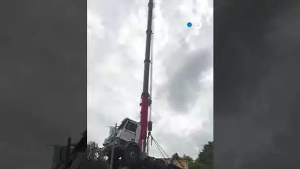 Un camion de chantier s’encastre dans une maison à Orcines