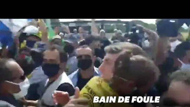 Bolsonaro s'offre un bain de foule malgré le coronavirus au Brésil