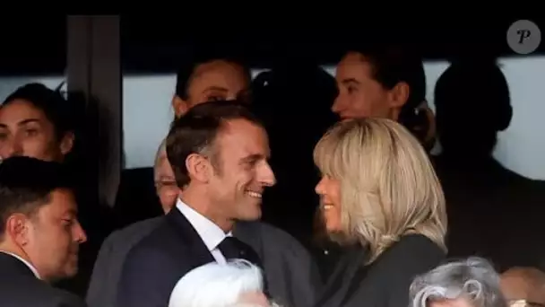 Emmanuel et Brigitte Macron : Regards amoureux pendant la messe historique du pape François au Vél