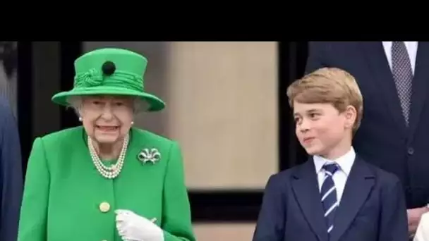 La reine a enseigné à Prince George l'hymne national lors des visites dominicales "une tradition roy