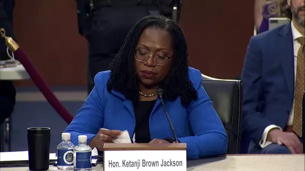 L'émotion de Ketanji Brown Jackson, candidate à la Cour Suprême