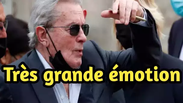 Alain Delon acclamé à son arrivée aux obsèques de Jean-Paul Belmondo