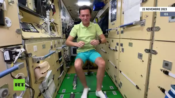 ISS  un cosmonaute russe fait une démonstration de déplacement en apesanteur