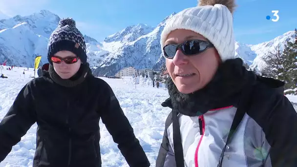 Aux Deux Alpes, les pisteurs-secouristes initient les vacanciers aux bonnes pratiques en montagne