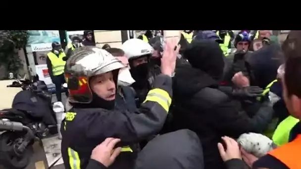 Les CRS ont dû ouvrir la voie à ces pompiers pour qu'ils puissent intervenir