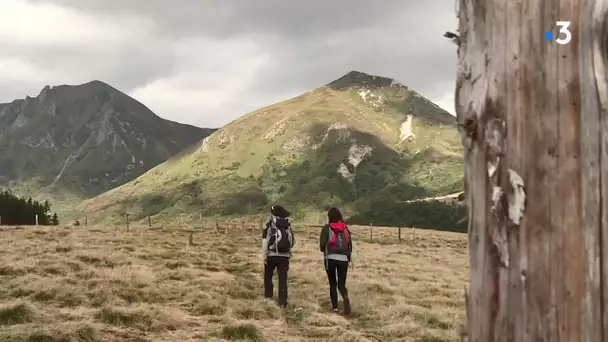 Randonnée hors sentier à Chastreix dans le cirque de la fontaine salée en Auvergne