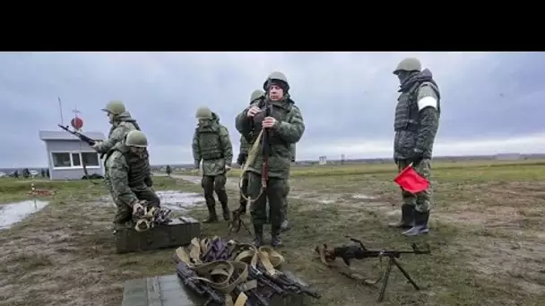 Militaires ukrainiens et russes s'entraînent avant d'aller au front
