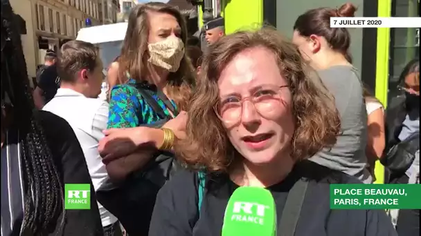 Paris: des militantes féministes manifestent près de la place Beauvau