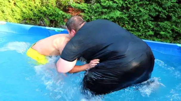 COMBAT dans la PISCINE .. Un MEC de 60 KILOS vs un MEC de 300 KILOS