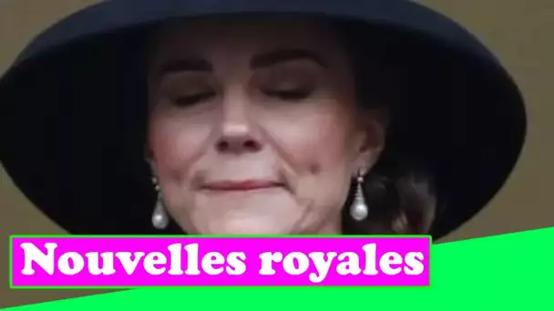 Kate au bord des larmes alors qu'elle rend fièrement hommage aux morts le dimanche du Souvenir