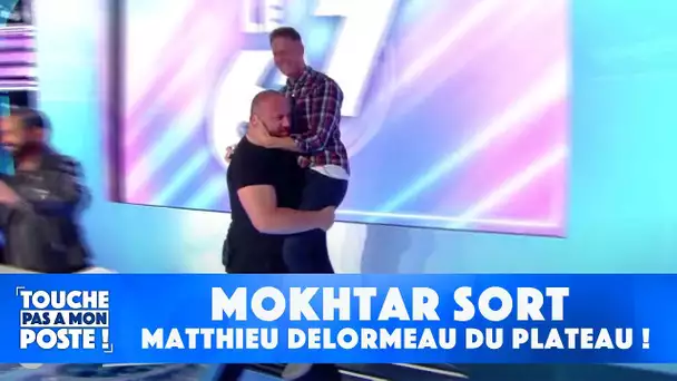 Mokhtar sort Matthieu Delormeau du plateau !