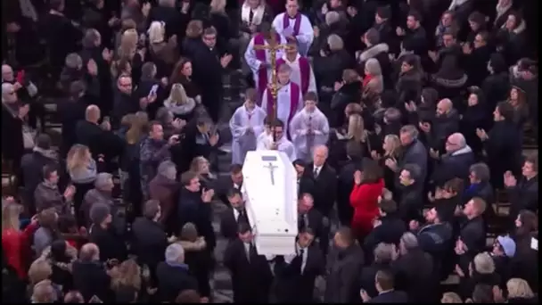 Quand le cercueil de Johnny quittait l’église au son de « Gabrielle » sous l’ovation des fans