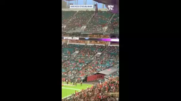 Ce chat suspendu au Hard Rock Stadium de Miami a été rattrapé dans sa chute par des supporters