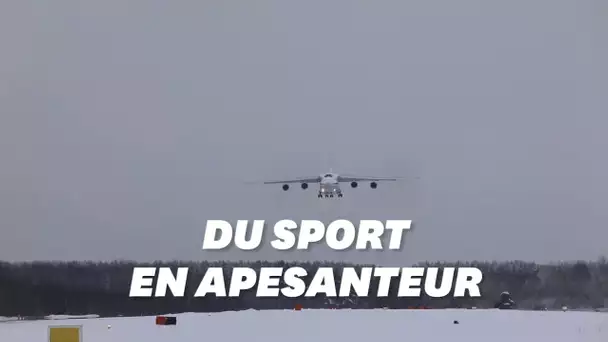 Des militaires russes ont installé une patinoire dans un avion cargo