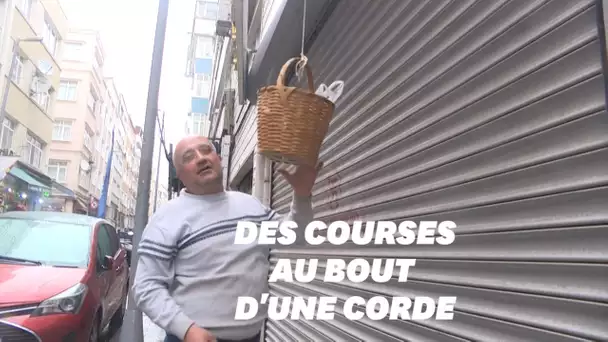 Pendant le confinement, l'astuce à l'ancienne de ces seniors turcs pour faire leurs courses