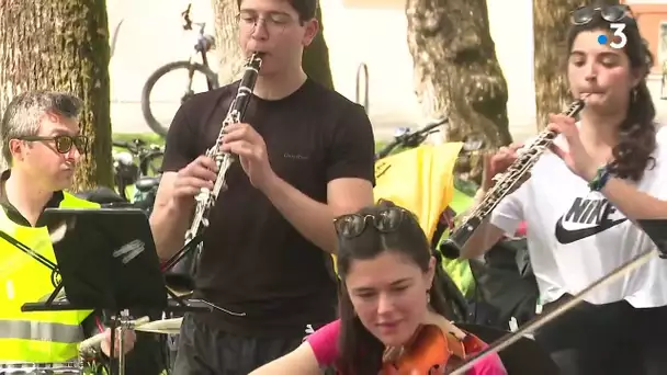 De Grenoble à Genève, les 16 musiciens d'un orchestre lancent une tournée internationale… à vélo