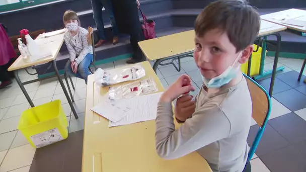 Covid-19 : premiers tests salivaires à l'école Jacques Prévert, à Aix-Noulette près de Lens