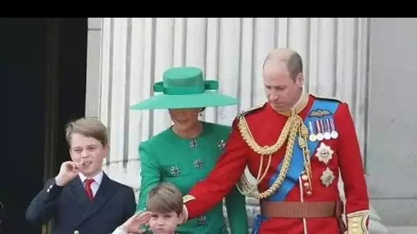 Le prince Louis "montre des niveaux d'impatience" sur le balcon du palais de Buckingham avec un gest